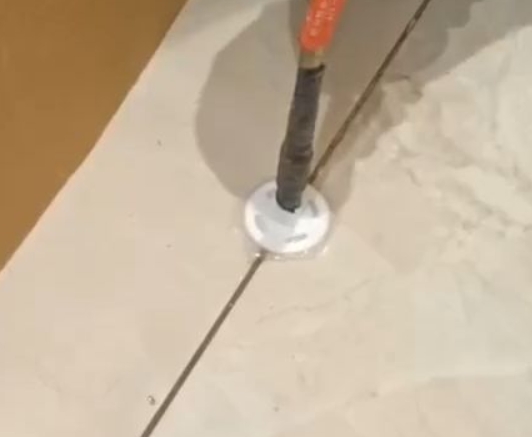 南岗瓷砖空鼓维修公司专业解答瓷砖在铺贴过程中，如果没有涂抹均匀到位的粘结材料（如水泥砂浆或瓷砖胶），可能会导致以下问题