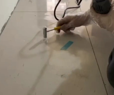 南岗瓷砖开裂维修公司专业分享瓷砖在铺贴前如果没有沥干水分，将会导致以下问题
